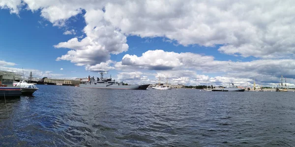 페테르부르크에 해군의 수역에 프리깃 돛단배의 파노라마같은 주위에 즐거움을 배들이 — 스톡 사진