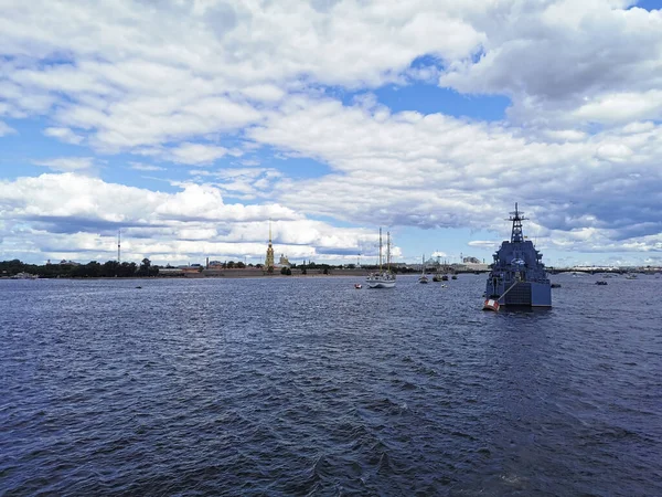 Uitzicht Vanaf Brug Van Een Oorlogsschip Zeilboten Het Neva Watergebied — Stockfoto