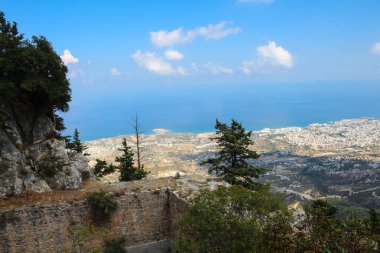 Kyrenia şehrindeki Saint Hilarion kalesinin gözlem güvertesinden, bulutlu gökyüzünden ve Akdeniz 'den. Kıbrıs.