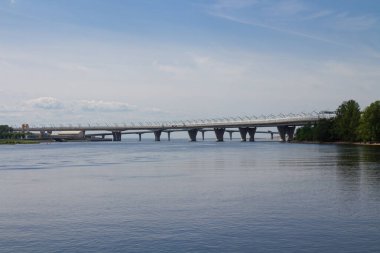 Su manzarası ve iki köprü: otomobil ve yaya güneşli bir gün.