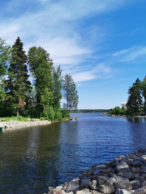 Vyborg Körfezi boğazı, açık bir yaz gününde Vyborg şehrinin kayalık doğal parkındaki Neptün tapınağı ile bir mağarası ve yarımadası arasında..