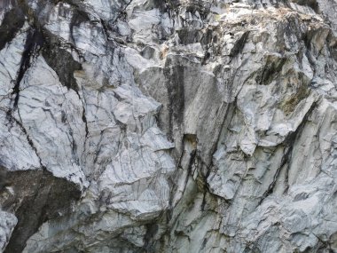 Güneşli bir yaz gününde Ruskeala Dağ Parkı 'ndaki su basmış Mermer Kanyon' un dik yamacı..