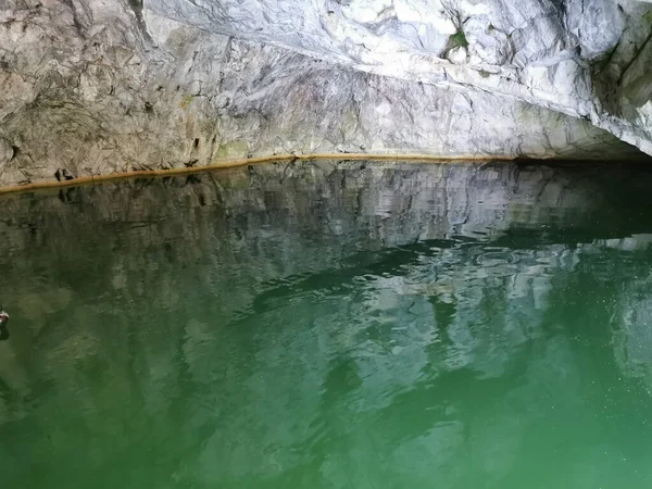 Muur Van Grot Weerspiegeld Het Smaragdgroene Water Van Marmeren Canyon — Stockfoto