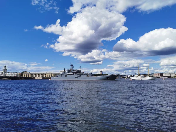 在圣彼得堡海军节期间在涅瓦水域建造的军舰 护卫舰和帆船 — 图库照片