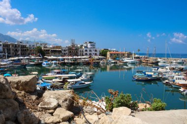 KYRENYA. CYPRUS. Kyrenia Limanı 'nın aynalı su yüzeyinin görüntüsü.