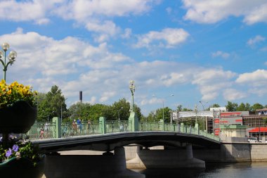 Aziz PETERSBURGRUSYA Nehrin üzerinde yeşil ve mavi bulutlu gökyüzünün arka planında ilginç ışıklar olan köprü....