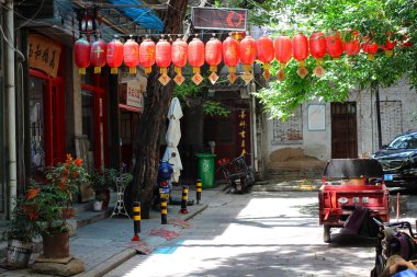 XI'AN. Çin yemeği. Şehir merkezinde geleneksel Çin kırmızı fenerleriyle süslenmiş dar bir sokak. Eski kasaba..