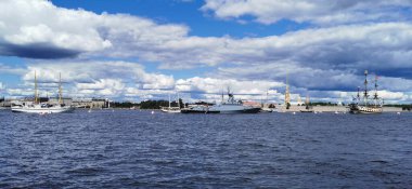 St. Petersburg 'da Donanma Günü için Neva su bölgesinde inşa edilen savaş gemileri, fırkateyn ve yelkenlilerin panoramik manzarası var..