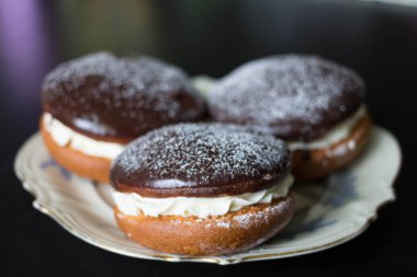 Özellikle de tatillerden önce güzel, beyaz, kıvırcık tabakta.