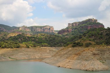 Pantano de Ciurana gölüne karşı dağlar, Tarragona, Katalonya, İspanya.