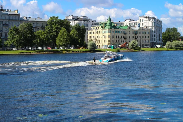 Ragazza Impegnata Wakesurf Sul Fiume Nel Parco Sotto Guida Allenatore — Foto Stock