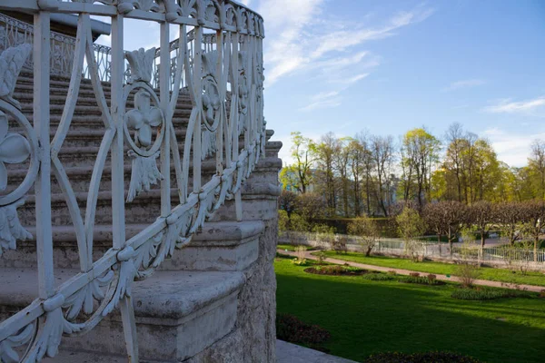 Fragmento Uma Escadaria Ornamento Com Aberturas Que Leva Galeria Parque — Fotografia de Stock