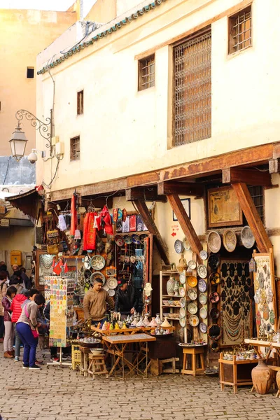 Fez モロッコ プレート セラミック 衣類とお土産店 — ストック写真