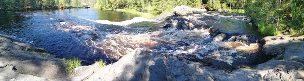 生態系の歩道からカレリアのTokhmayoki川の茶色の水で泡立つ滝のパノラマ — ストック写真