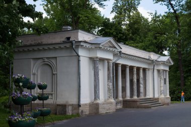 Parktaki müzik pavyonu, kenarlarda iki oda ve doğal mermer sütunlu bir yarı-rotunda içeriyor..