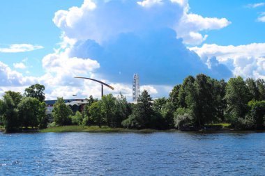 Nehirden eğlence parkına kadar virüs yüzünden çalışmayan manzara. Ayakta duran bir dönme dolap, hareketsiz duran bir roket. St. Petersburg.