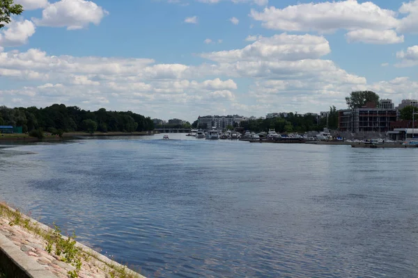 Boat Sails River One Side Which Marina Other Side Beach — Stock Photo, Image