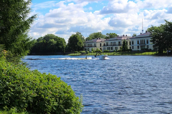 Das Mädchen Ist Stadtkanal Vor Dem Hintergrund Von Flachbauten Bäumen — Stockfoto