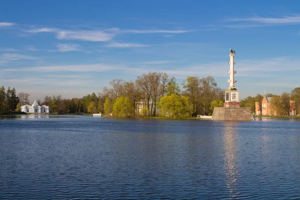 Catherine Park 'ın Chesma sütununun manzarası. Büyük bir göl ve Hermitage köşkünde duruyor..