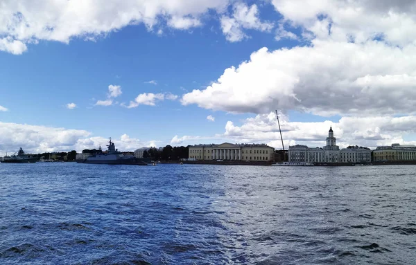 卡萨托诺夫号 护卫舰和 斯托伊基号 护卫舰在圣彼得堡海军日的涅瓦水域内 — 图库照片