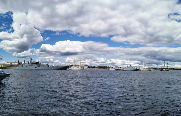 サンクトペテルブルクの海軍の日のためにネヴァ水域に建てられた軍艦 フリゲート — ストック写真