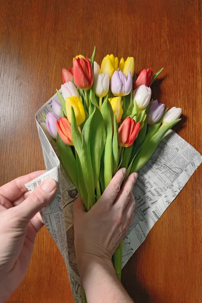 Fazendo buquê de tulipas — Fotografia de Stock