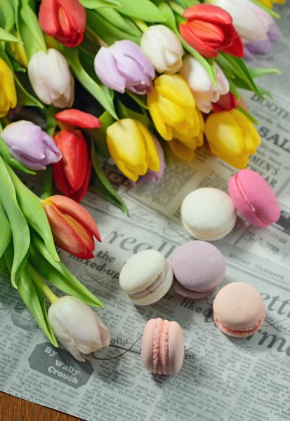 Tulipas coloridas e macaroons — Fotografia de Stock