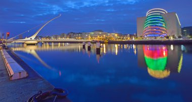 Samuel Beckett köprüde Liffey Nehri