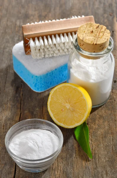 Baking soda, lemon, sponge for cleaning — Stock Photo, Image