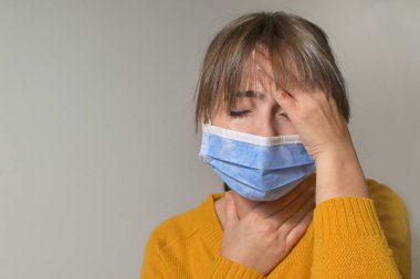 Tıbbi Koruyucu Maske ve Boğaz Ağrısı Giyen Kadın