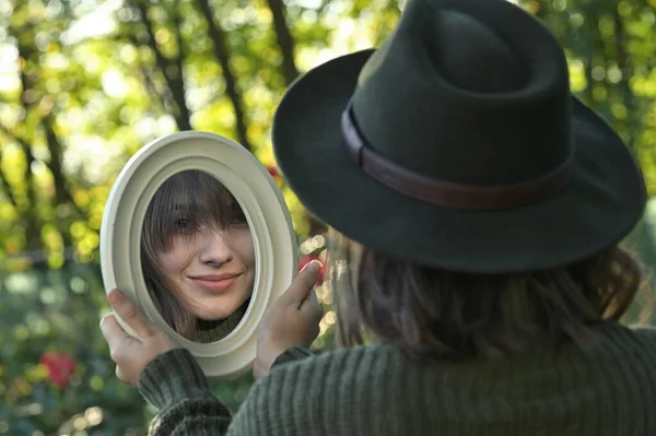 Porträtt Ung Kvinna Tittar Spegeln Skogen — Stockfoto