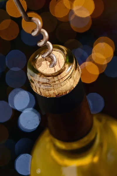 Closeup Saca Rolhas Garrafa Vinho Com Fundo Brilhante — Fotografia de Stock