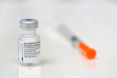Romanya, Galati, 08.02.2021 Pfizer ve BioNTech Covid-19 aşısı. Aşılı küçük ampuller