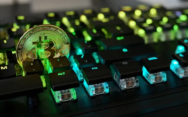 罗马尼亚加拉蒂 2021年4月9日工作室在电脑键盘豹上拍摄到的黄金比特币虚拟货币 图库图片