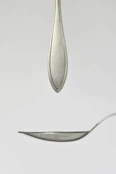 Abstrait Silver Dessert Cuillère Couverts Cuillère Comme Des Gouttes Tombent — Photo