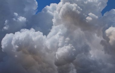 Fabrikadan Renkli Buharlı Dramatik Gökyüzü