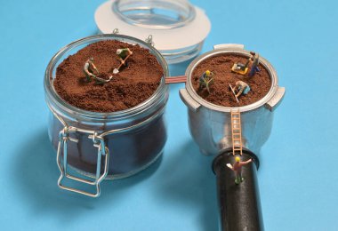 Soyut minyatür biblolar oyuncaklar kahve hazırlama sahnesi 