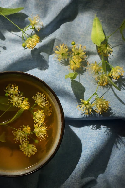 Pohár Lipánovým Čajem Květinami Přirozeným Světlem — Stock fotografie