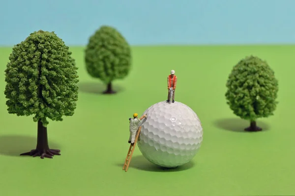 Miniatyrfigurer Leker Scene Reparasjon Golfball Grønt Laken – stockfoto
