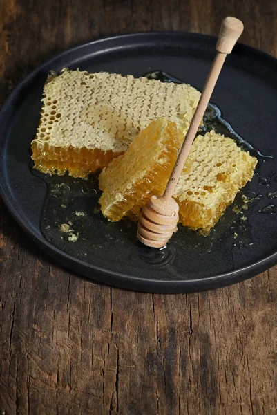 Detailní Honeycomb Medový Držák Dřevěném Stole — Stock fotografie