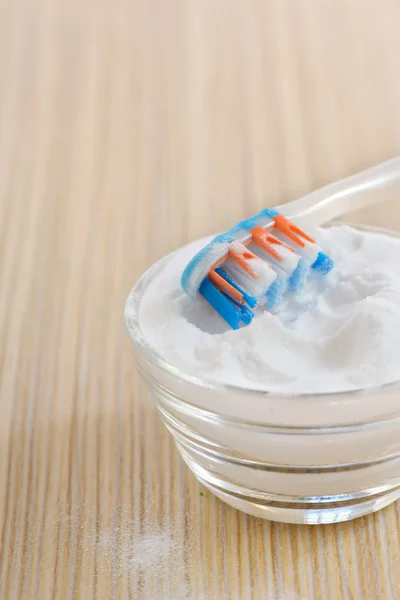 Bicarbonato de sódio e uma escova de dentes — Fotografia de Stock
