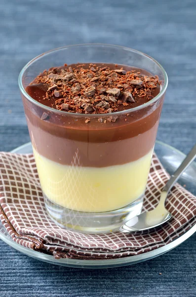 Tasse Schokolade und Vanillepudding — Stockfoto