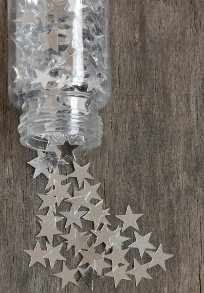 Estrellas de plata para Navidad sobre un viejo fondo de madera —  Fotos de Stock