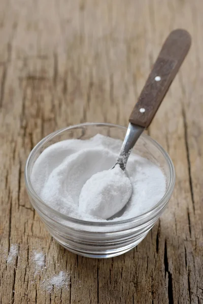 Cucchiaio di bicarbonato di sodio in ciotola di bicarbonato di sodio — Foto Stock