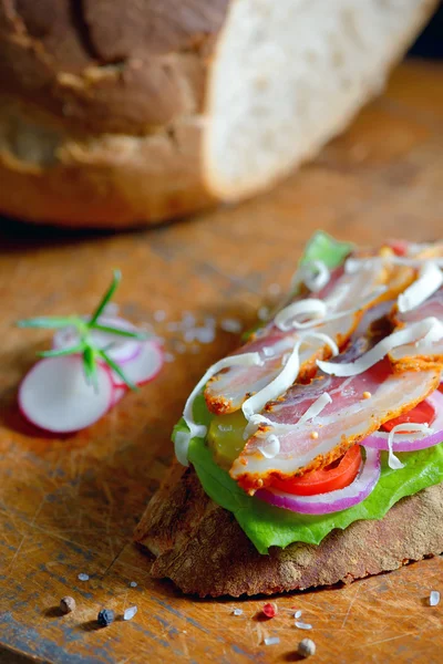 Fräscha smörgåsar med skinka och grönsaker — Stockfoto