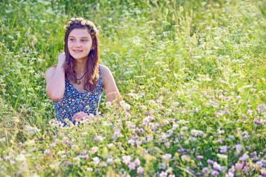 Kız açık havada doğanın keyfini