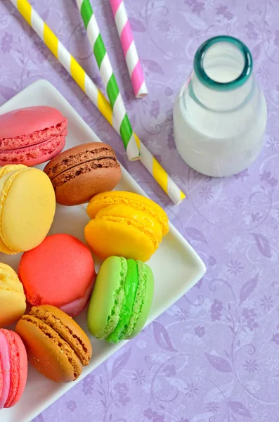 Color macaroons and milk — Stock Photo, Image