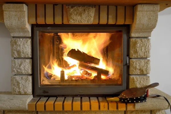 Quema de madera en la chimenea — Foto de Stock