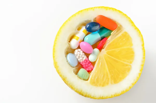 Pills and lemon  isolated — Stock Photo, Image