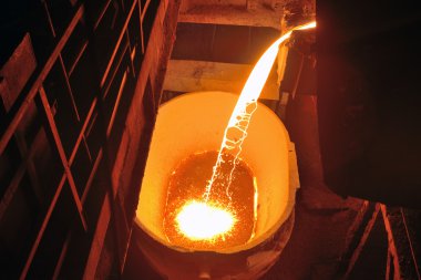 erimiş metal pota dökülür
